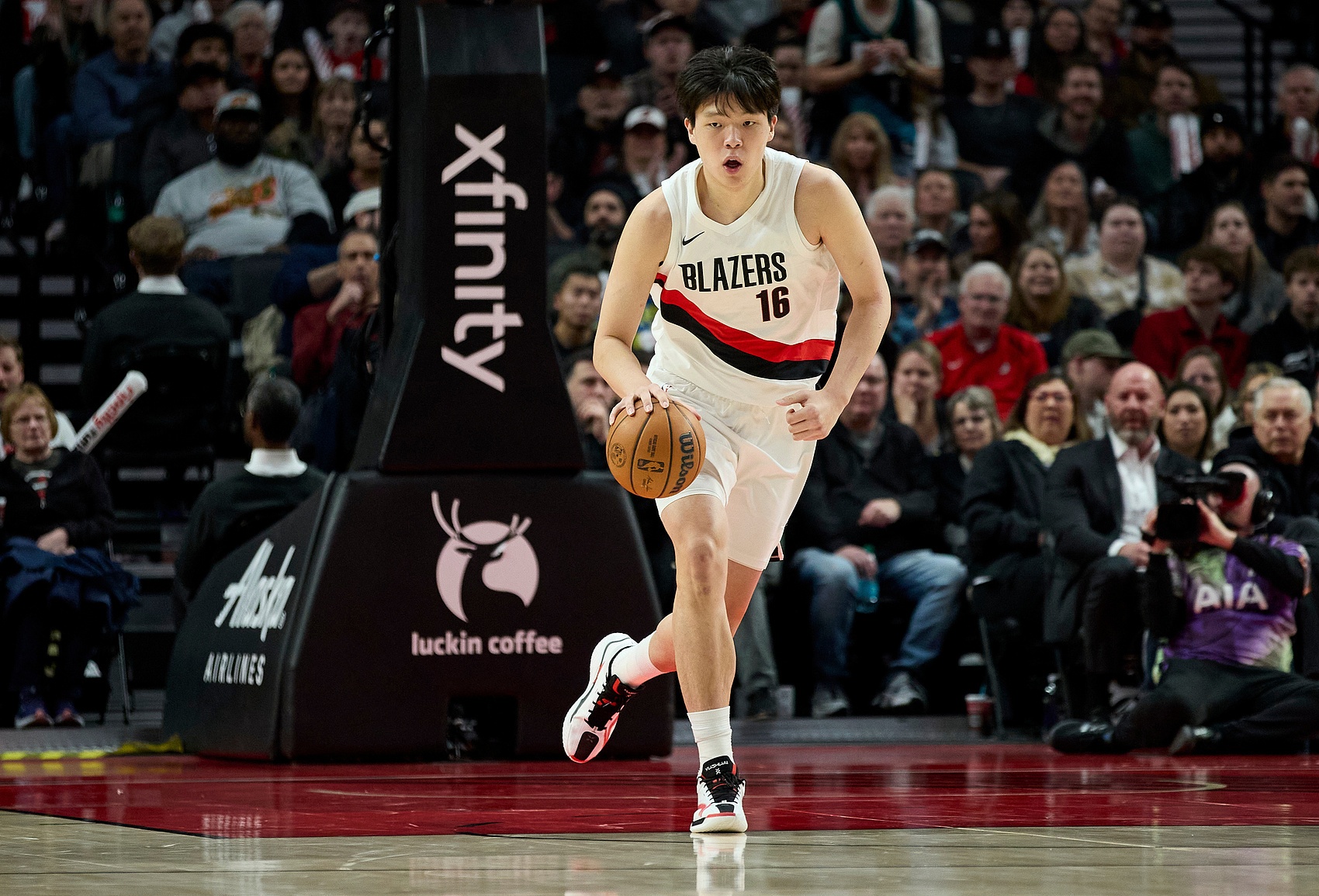 必赢注册入口-差了一点点！杨瀚森持球强攻 但勾手打到篮筐前沿不中